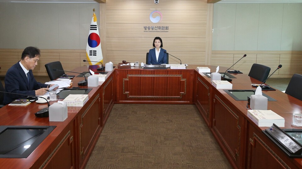 방송통신위원회 이진숙 위원장과 김태규 부위원장이 지난달 31일 비공개 전체회의를 진행한 모습 (사진=방송통신위원회)