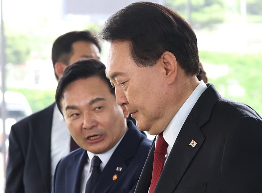 지난해 6월 윤석열 대통령과 원희룡 국토교통부 장관이 경기 고양시 어울림누리 별무리경기장에서 열린 '서해선 대곡-소사 복선전철' 개통 기념식을 마친 뒤 대화하는 모습 (사진=연합뉴스)