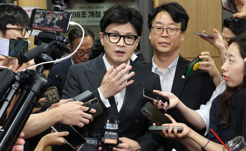 국민의힘 한동훈 대표가 21일 국회 의원회관에서 열린 '형법 제98조 개정 입법토론회'에 참석한 뒤 나와 취재진의 질문에 답하고 있다 (사진=연합뉴스)