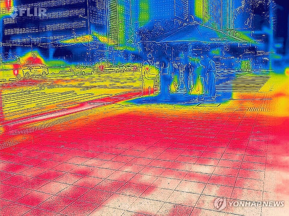 서울 지역 낮 최고 기온이 35도를 기록하는 등 폭염이 계속되고 있는 19일 서울 광화문광장 햇빛 가리개 그늘 아래에서 시민들이 햇볕을 피하고 있다. 열화상 카메라 모듈로 촬영한 이 사진에서 온도가 낮은 부분은 파랗게, 높은 부분은 붉게 표시된다. (서울=연합뉴스)