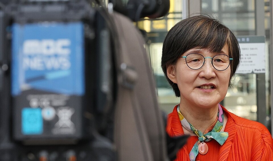 권태선 방송문화진흥회(방문진) 이사장이 지난해 9월 11일 오후 서울 마포구 방문진 사무실로 향하기 전 취재진을 만나 입장을 밝히고 있다. 이날 서울행정법원 행정5부는 권 이사장이 방송통신위원회(방통위)를 상대로 낸 해임 처분 집행정지 신청을 인용했다 (사진=연합뉴스)