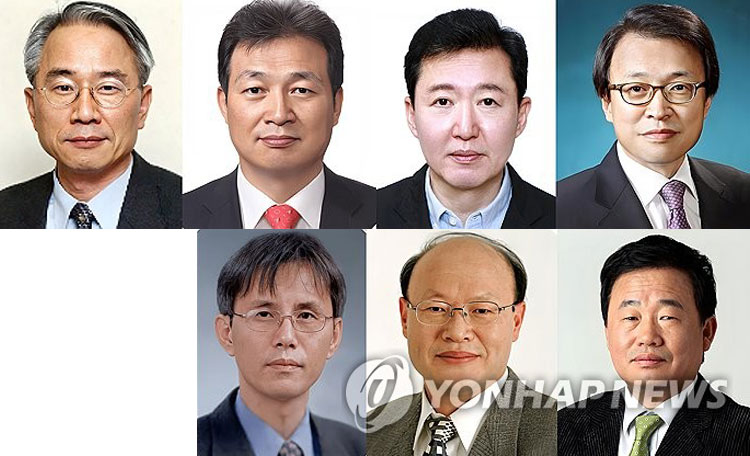 제7기 뉴스통신진흥회 이사 (사진 왼쪽부터 김영만 전 서울신문 대표이사 사장, 김승동 한국NGO신문 대표이사, 김환주 전 KBS 보도본부 해설위원, 송태권 전 한국일보 상무. (아래줄) 엄주웅 재단법인 호루라기 이사, 정일용 지역신문발전위원회 위원, 황호택 뉴스통신진흥회 이사) (서울=연합뉴스)