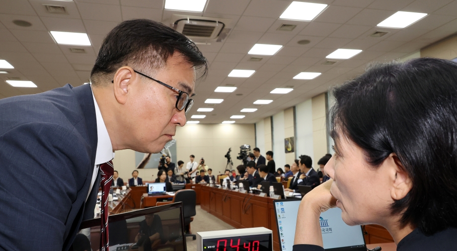 국회 과학기술정보방송통신위원회 최민희 위원장(오른쪽)이 국민의힘 소속 최형두 간사와 대화하는 모습 (사진=연합뉴스)