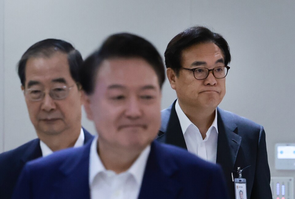 정진석 대통령 비서실장(오른쪽)이 27일 서울 용산 대통령실 청사에서 열린 국무회의에 윤석열 대통령, 한덕수 국무총리에 이어 입장하고 있다 (사진=연합뉴스)