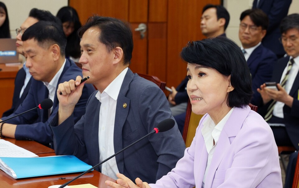 지난 14일 방송통신위원회 이진숙 위원장(오른쪽)과 김태규 부위원장이  국회에서 열린 과학기술정보방송통신위원회의 '불법적 방송문화진흥회 이사 선임 등 방송장악 관련' 2차 청문회에서 의원 질의에 답하고 있다 (사진=연합뉴스)