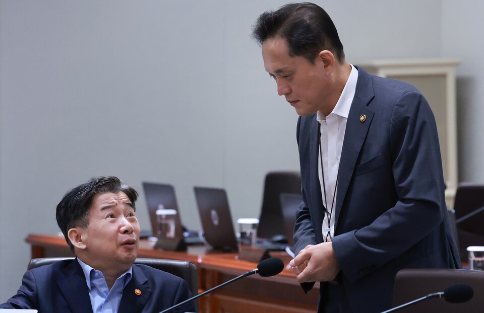 유철환 국민권익위원장(왼쪽)과 김태규 방송통신위원장 직무대행(전 권익위 부위원장)이 27일 서울 용산 대통령실 청사에서 열린 국무회의에 앞서 대화하고 있다 (사진=연합뉴스)