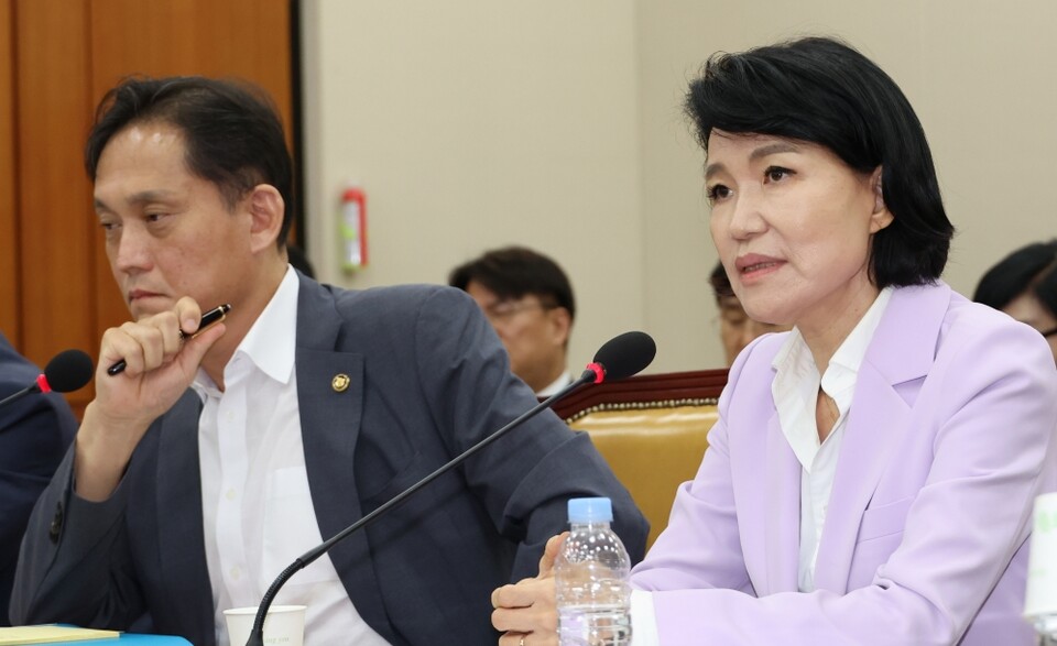 지난 14일 국회에서 열린 과학기술정보방송통신위원회의 '불법적 방송문화진흥회 이사 선임 등 방송장악 관련' 2차 청문회에 방송통신위원회 이진숙 위원장(오른쪽)과 김태규 부위원장이 참석한 모습 (사진=연합뉴스)