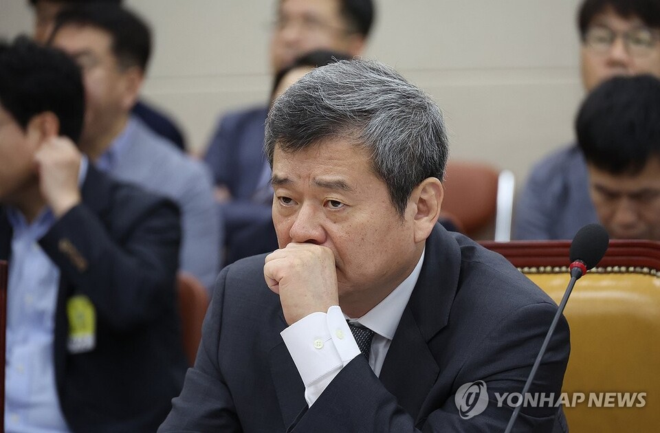 박민 KBS 사장이 28일 국회에서 열린 과학기술방송통신위원회에서 굳은 표정을 짓고 있다.(사진=연합뉴스)