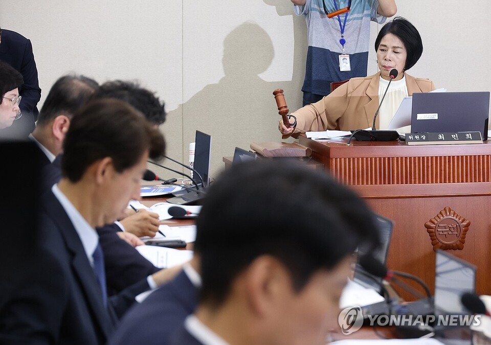 최민희 국회 과방위원장이 28일 국회에서 열린 전체회의에서 의사봉을 두드리고 있다.(사진=연합뉴스)