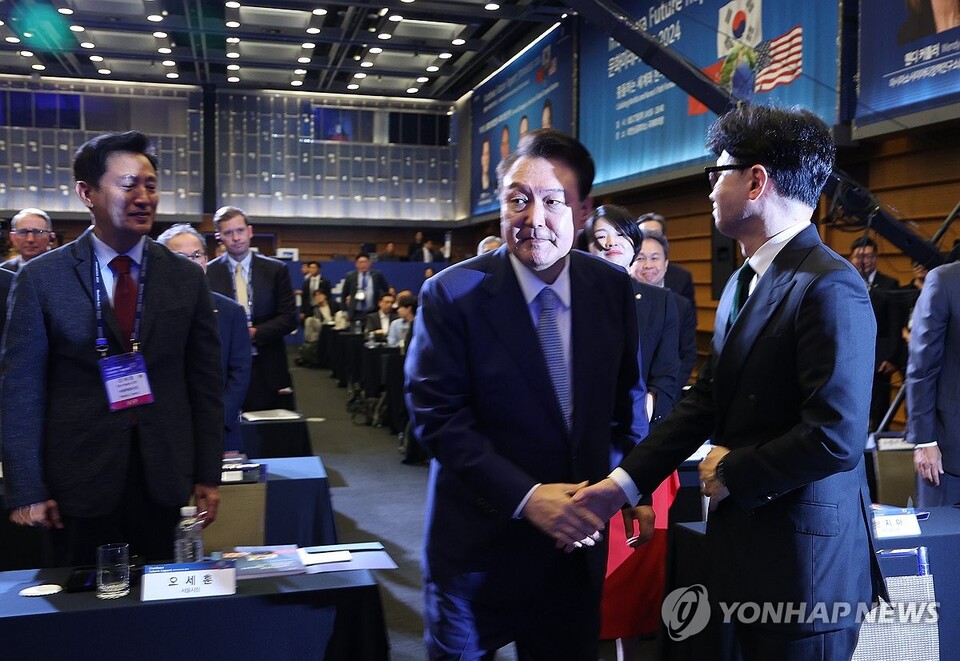 윤석열 대통령이 27일 서울 중구 대한상공회의소에서 문화일보 주최로 열린 문화미래리포트2024에서 국민의힘 한동훈 대표와 인사 뒤 행사장을 떠나고 있다. (서울=연합뉴스)