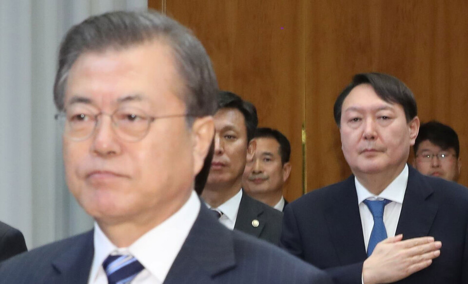 2019년 11월 8일 문재인 대통령이 청와대에서 열린 반부패정책협의회에서 국기에 대한 경례를 하고 있다. 문 대통령 뒤쪽은 윤석열 당시 검찰총장 (사진=연합뉴스)