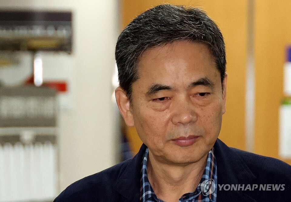 곽상도 전 의원이 16일 서울 서초구 서울중앙지법에서 열린 '대장동 뇌물 수수' 혐의 공판에 출석하고 있다. (서울=연합뉴스)