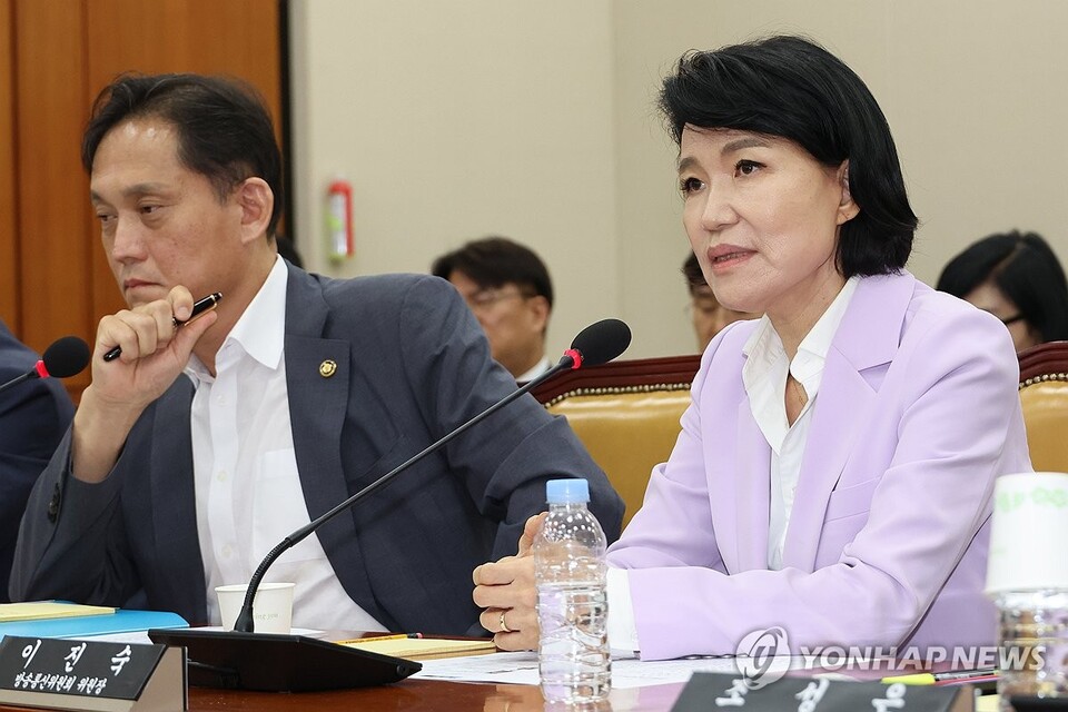 이진숙 방송통신위원장이 8월 14일 오후 국회에서 열린 과학기술정보방송통신위원회의 '불법적 방송문화진흥회 이사 선임 등 방송장악 관련' 2차 청문회에서 의원 질의에 답하고 있다. (서울=연합뉴스)