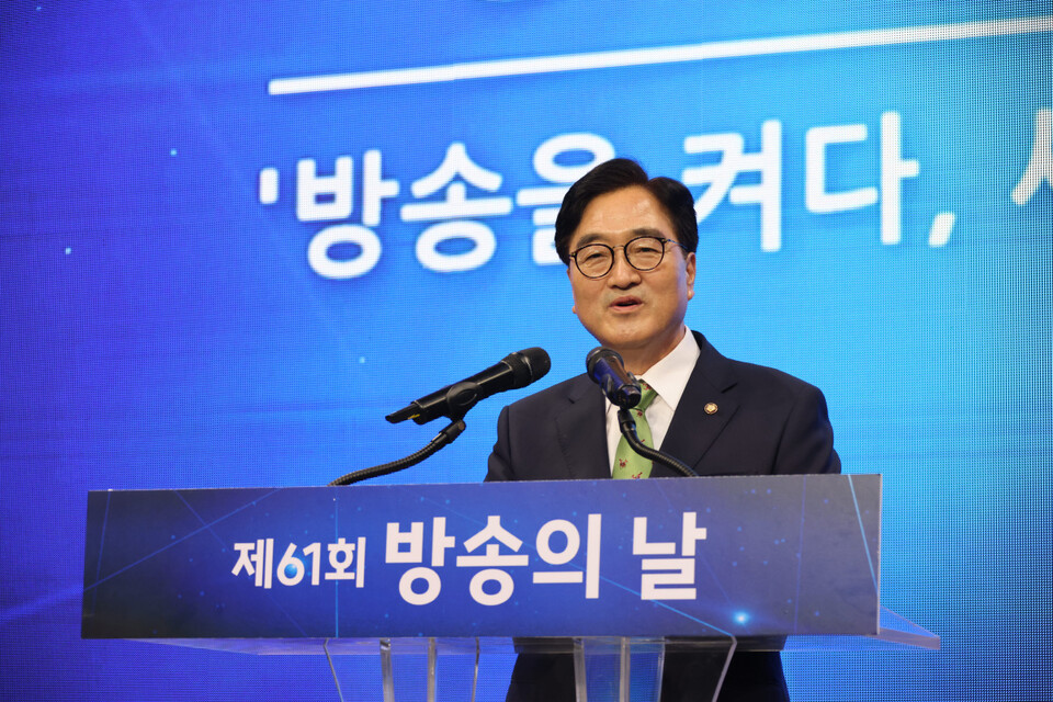 우원식 국회의장이 2일 여의도 KBS웨딩홀에서 열린 제61회 방송의날 기념식에서 축사를 하고 있다.(사진 한국방송협회)