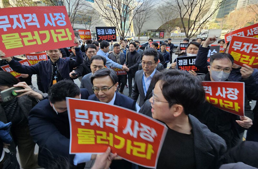 김백 YTN 사장이 지난 4월 1일 언론노조 YTN지부의 반발 속에 출근하고 있다.(사진=언론노조 YTN지부)