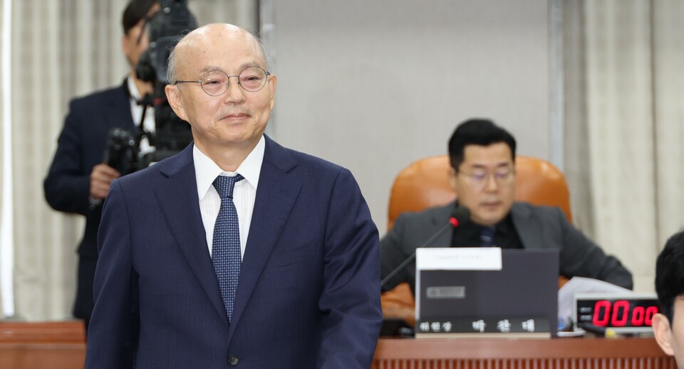 안창호 국가인권위원장 후보자가 3일 서울 여의도 국회 운영위원회에서 열린 인사청문회에서 박찬대 위원장에게 선서문을 전달한 뒤 후보자석으로 돌아가고 있다 (사진=연합뉴스)