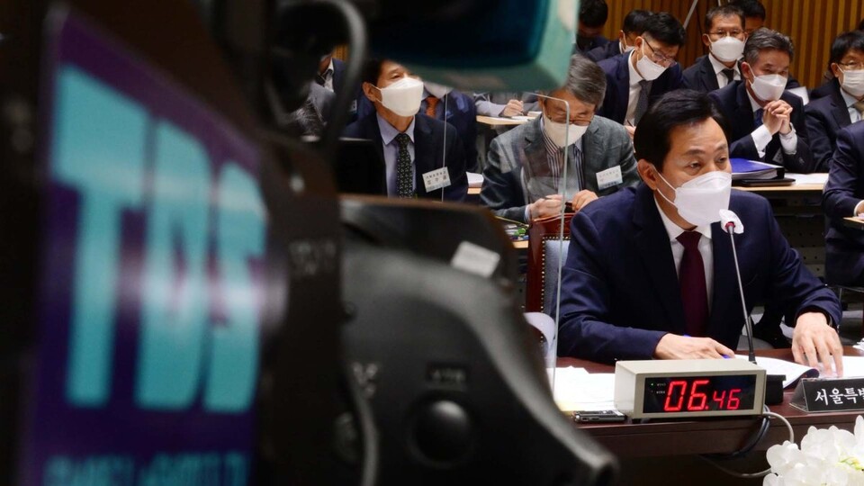 오세훈 서울시장이 지난 2022년 10월 서울시청 대회의실에서 열린 국회 행정안전위원회 국정감사에서 TBS 관련 질의에 답변하는 모습 (국회사진기자단=연합뉴스)