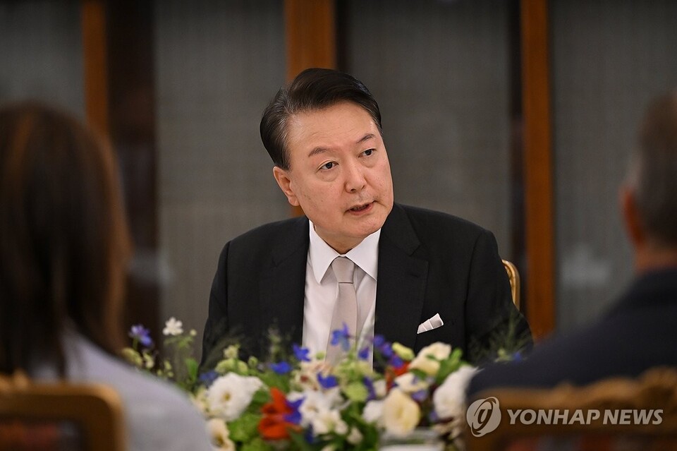 윤석열 대통령이 2일 청와대 상춘재에서 개최한 미국 연방 상원의원 및 배우자 초청만찬에서 인사말을 하고 있다(연합뉴스)