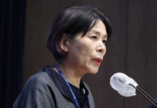 지난해 11월 7일 당시 최민희 전 민주당 의원이 국회에서 기자회견을 열고 방송통신위원회 상임위원 내정자 자리에서 물러나겠다는 뜻을 밝히는 모습 (사진=연합뉴스)