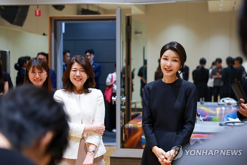 김건희 여사와 기시다 유코 여사가 6일 서울 시내의 한 K-pop 엔터테인먼트사를 방문해 일본 데뷔를 준비하는 연습생들의 안무를 관람한 뒤 격려하고 있다.(사진=연합뉴스)