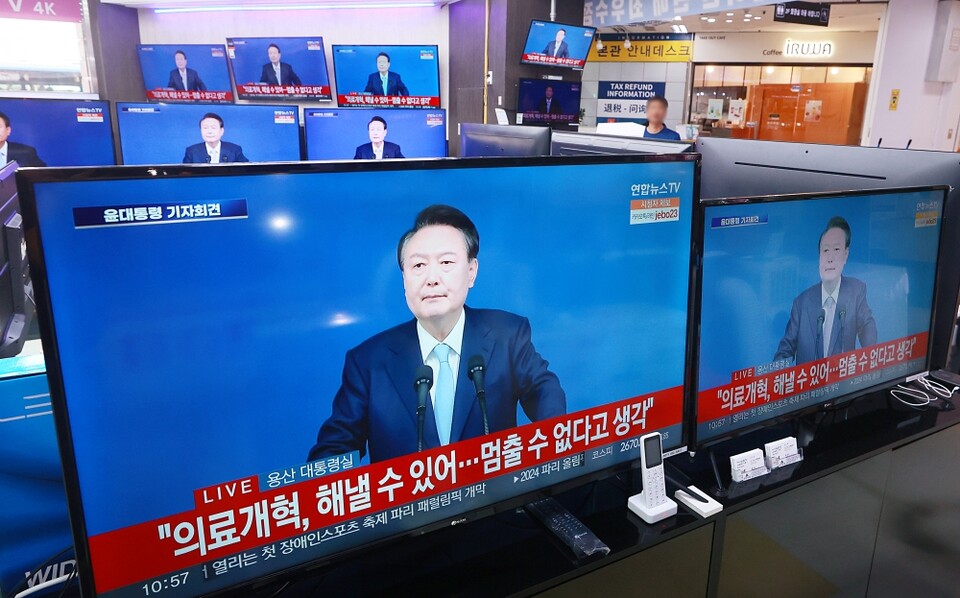 지난 8월 29일 오전 서울 용산구 용산전자상가에서 윤석열 대통령의 국정브리핑 및 기자회견 방송이 중계되고 있다 (사진=연합뉴스)
