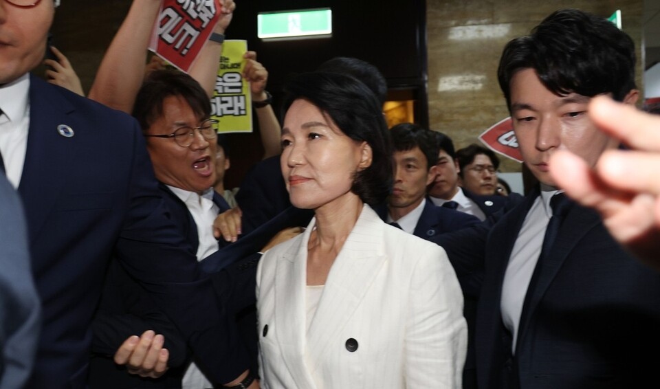 지난 7월 24일 이진숙 방송통신위원장 후보자가 전국언론노동조합 등의 항의를 받으며 서울 여의도 국회 과학기술정보방송통신위원회에서 열린 인사청문회에 출석하는 모습 (사진=연합뉴스)