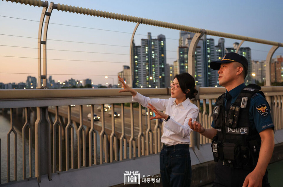 김건희 씨가 세계 자살 예방의 날인 10일 자살 예방 및 구조 관계자 격려차 서울 마포경찰서 용강지구대 근무자들과 마포대교 도보 순찰에 동행하며 대화하고 있다. (사진=대통령실 홈페이지)