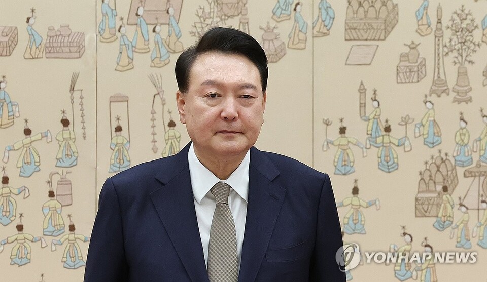 윤석열 대통령이 12일 서울 용산 대통령실 청사에서 열린 국가인권위원장 임명장 및 국민경제자문회의·국가과학기술자문회의 부의장, 규제개혁위원장 위촉장 수여식에 참석하고 있다(사진=연합뉴스)