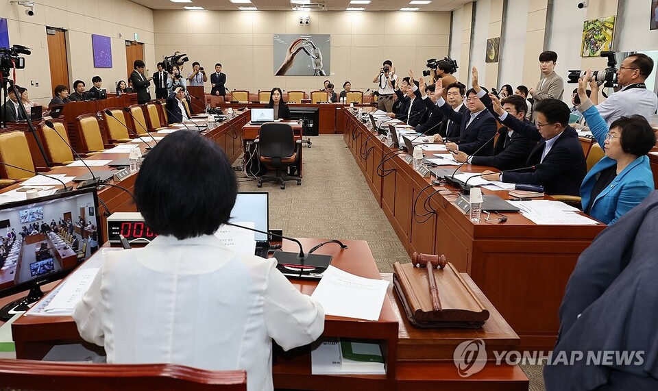 13일 오전 서울 여의도 국회 과학기술정보방송통신위원회에서 경찰의 방송통신심의위원회 사무실 압수수색과 관련해 긴급 현안질의가 야당 단독으로 열리고 있다. 이날 류희림 방송통신심의위원회장과 김태규 방송통신위원장 직무대행은 출석하지 않았다.(연합뉴스)