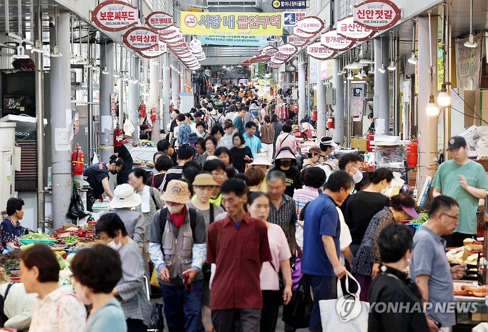 추석을 일주일가량 앞둔 9일 광주 북구 말바우시장이 명절 차례 용품을 구매하려는 시민들로 북적이고 있다. (광주=연합뉴스)