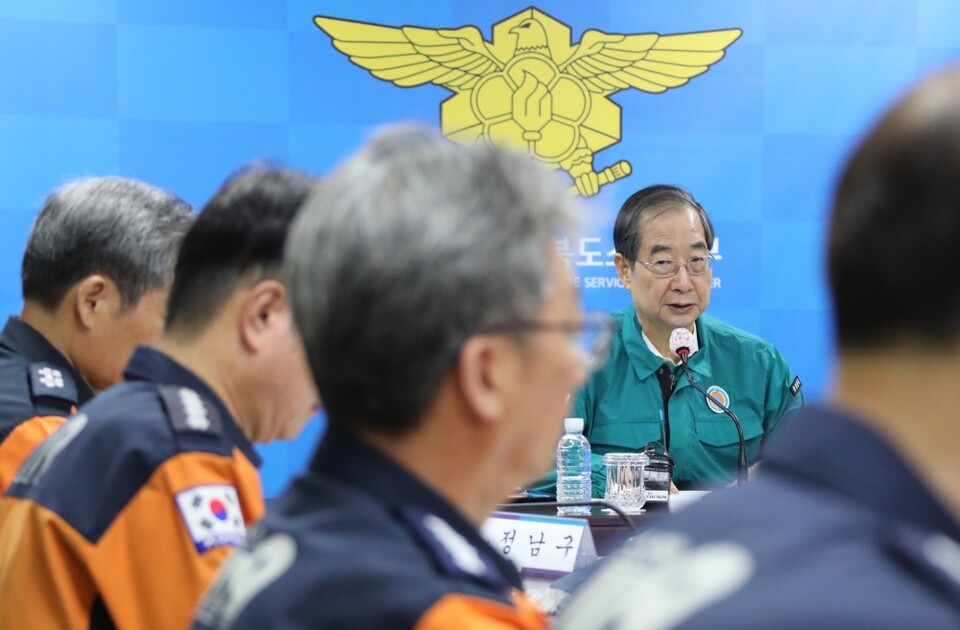 한덕수 국무총리가 지난 13일 오후 충북 청주시 충북소방본부 119구급상황관리센터를 방문해 격려말을 하고 있다 (사진=연합뉴스)