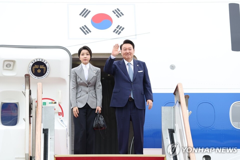 윤석열 대통령과 부인 김건희 여사가 19일 성남 서울공항에서 체코 공식 방문을 위해 출국하며 전용기인 공군 1호기에 올라 인사하고 있다.(사진=연합뉴스)