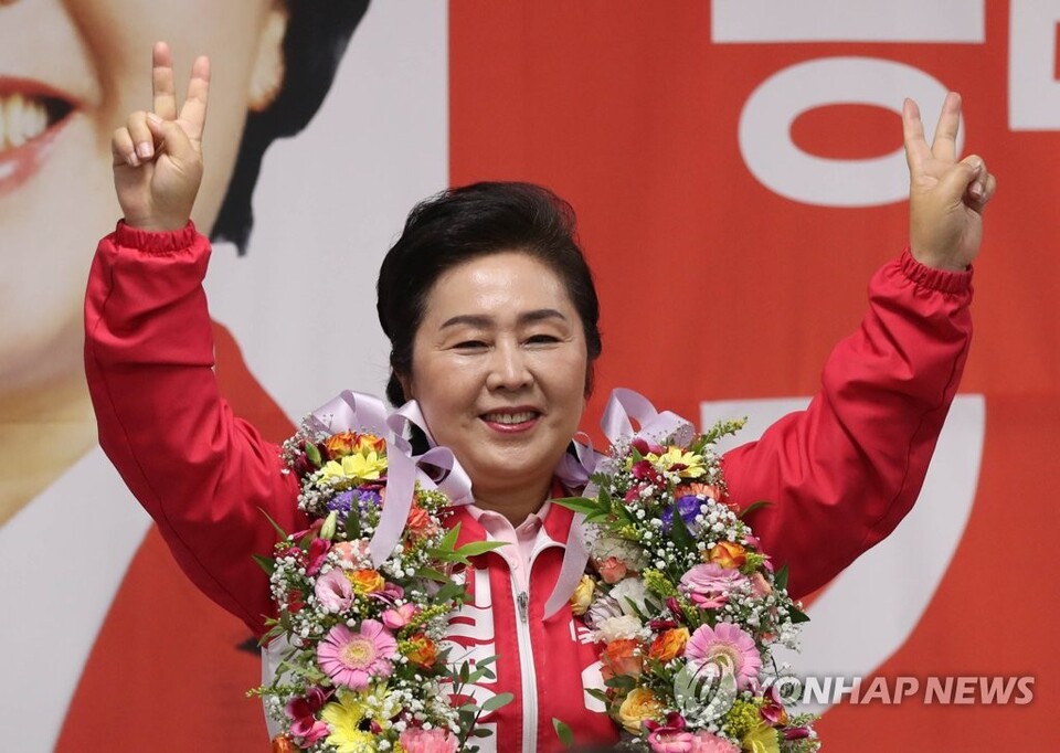 국민의힘 김영선 창원의창 국회의원 후보가 2022년 6월 1일 오후 경남 창원시 의창구 자신의 선거 사무실에서 당선 '확실' 소식에 인사하며 기뻐하고 있다.(사진=연합뉴스)