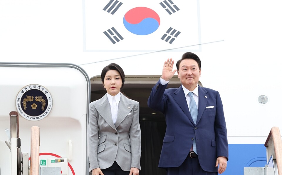 윤석열 대통령과 부인 김건희 씨가 19일 성남 서울공항에서 체코 공식 방문을 위해 출국하며 전용기인 공군 1호기에 올라 인사하고 있다 (사진=연합뉴스)