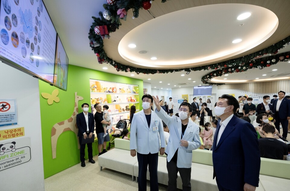 윤석열 대통령이 추석 연휴 마지막 날인 18일 서울 성북구 성북 우리아이들병원을 찾아 정성관 우리아이들의료재단 이사장으로부터 병원 현황에 대한 설명을 듣고 있다 (대통령실=연합뉴스)