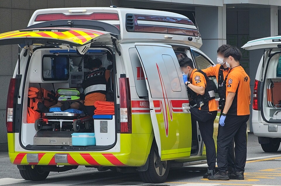지난 17일 오후 강원 춘천시 한 대학병원 응급실 앞에서 119구급대원들이 응급환자를 이송, 입실을 기다리고 있다 (사진=연합뉴스)