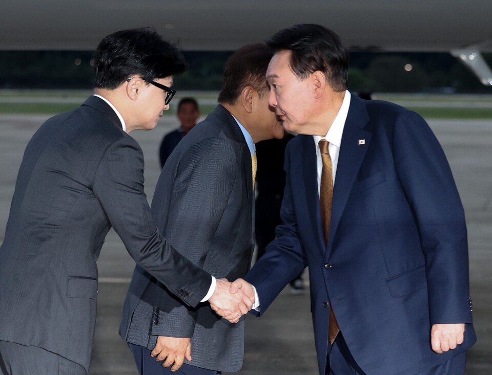 윤석열 대통령이 22일 성남 서울공항에서 체코 공식 방문을 마치고 귀국하며 마중 나온 국민의힘 한동훈 대표와 악수하고 있다.(사진=연합뉴스)