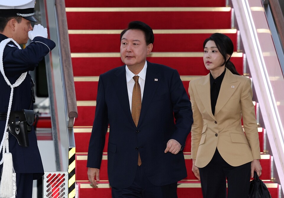 윤석열 대통령과 부인 김건희 씨가 지난 22일 성남 서울공항에서 체코 공식 방문을 마치고 전용기인 공군1호기편으로 귀국하고 있다 (사진=연합뉴스)