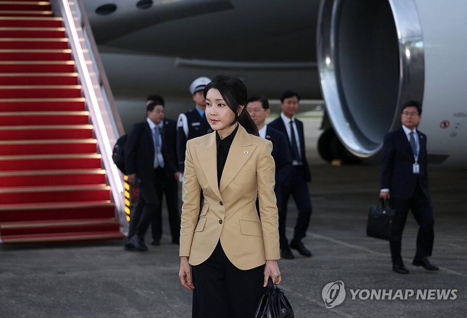 윤석열 대통령 체코 방문에 동행했던 김건희 씨가 22일 성남 서울공항으로 귀국하고 있다. (사진=연합뉴스)