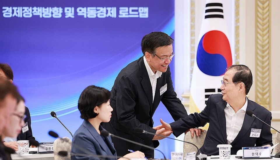 최상목 경제부총리 겸 기획재정부 장관이 지난 7월 3일 서울 종로구 청와대 영빈관에서 열린 '하반기 경제정책방향 및 역동경제 로드맵 발표' 행사에 참석, 한덕수 국무총리와 인사하고 있다 (사진=연합뉴스)