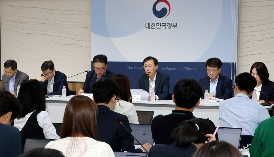 기획재정부 정정훈 세제실장(왼쪽 네 번째)이 지난 25일 정부세종청사에서 2024년 세수 재추계 결과 및 대응 방향에 관해 설명하고 있다 (사진=연합뉴스)