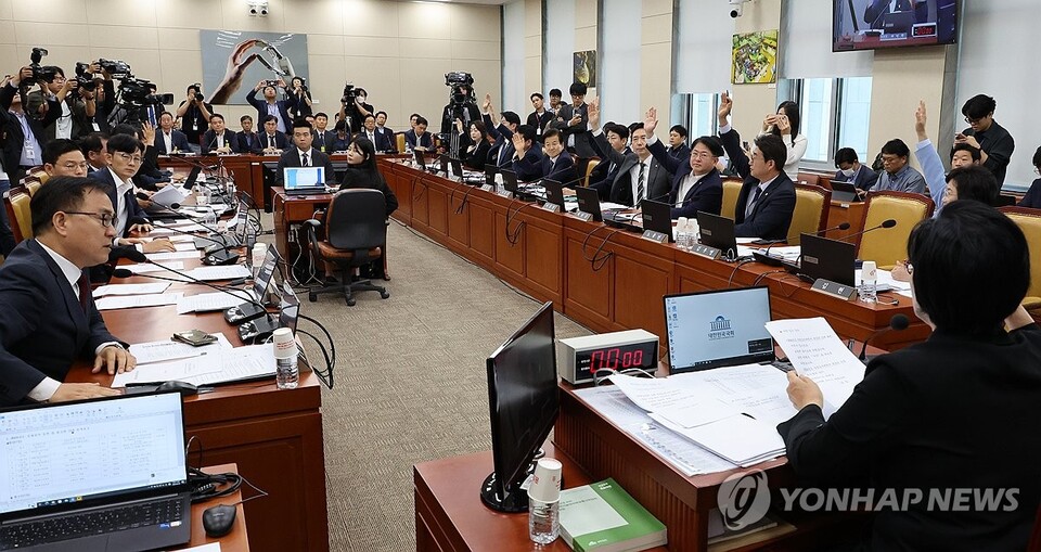 30일 오전 서울 여의도 국회에서 열린 과학기술정보방송통신위원회 전체회의에서 최민희 위원장과 야당 위원들이 국정감사 증인출석 요구 변경의 건에 대해 찬성 표결하고 있다. (사진=연합뉴스)