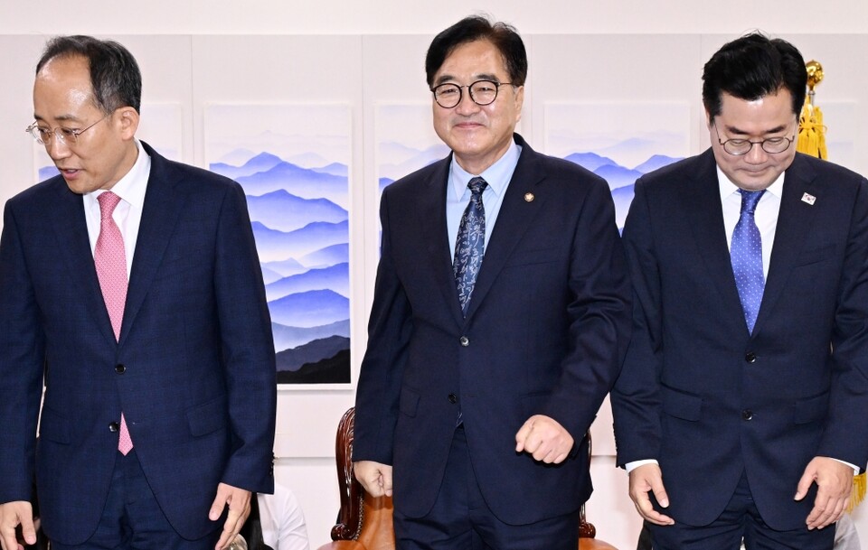 국민의힘 추경호 원내대표(왼쪽)와 더불어민주당 박찬대 원내대표가 지난 19일 우원식 국회의장(가운데) 주재로 의장실에서 만나 인사한 뒤 각자 자리로 향하고 있다 (사진=연합뉴스)