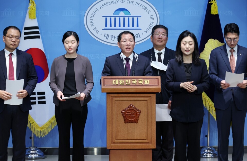 국민의힘 이상휘 미디어특위 위원장이 9월 26일 국회에서 ‘방심위 민원인 불법사찰 피해자 법률대리인 기자회견’을 하고 있다 (사진=연합뉴스)