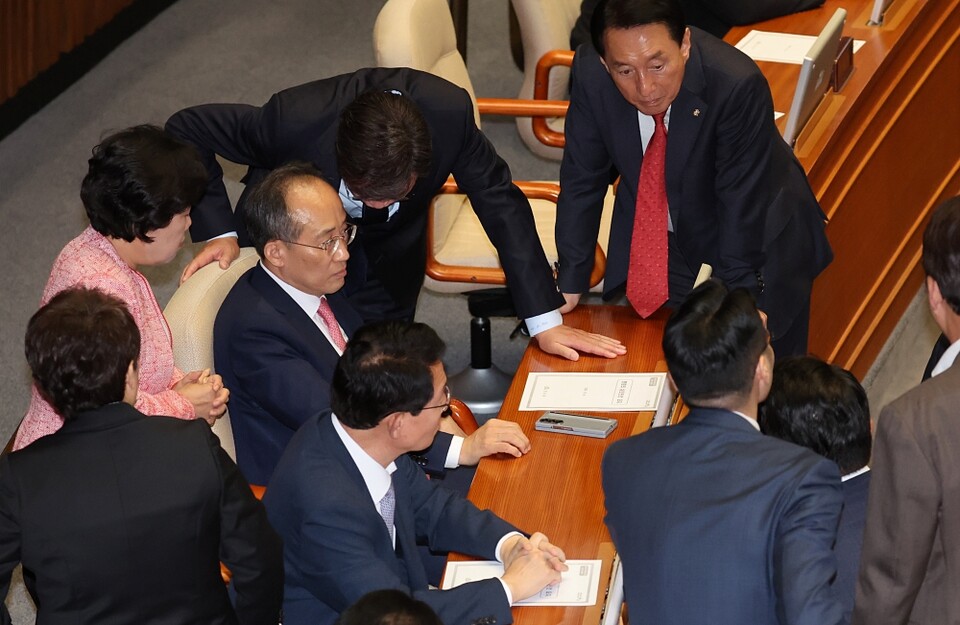 4일 국회 본회의에서 '김건희 여사 특검법', '채상병 특검법', '지역화폐법 개정안'이 부결된 직후 국민의힘 추경호 원내대표 등 원내지도부가 모여 심각한 표정으로 대화하고 있다 (사진=연합뉴스)
