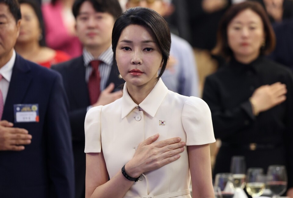 윤석열 대통령의 필리핀 국빈 방문에 동행한 김건희 여사가 6일 오후(현지시간) 필리핀 마닐라 페닌슐라 호텔에서 열린 동포 만찬 간담회에 참석, 국기에 경례하고 있다 (사진=연합뉴스)