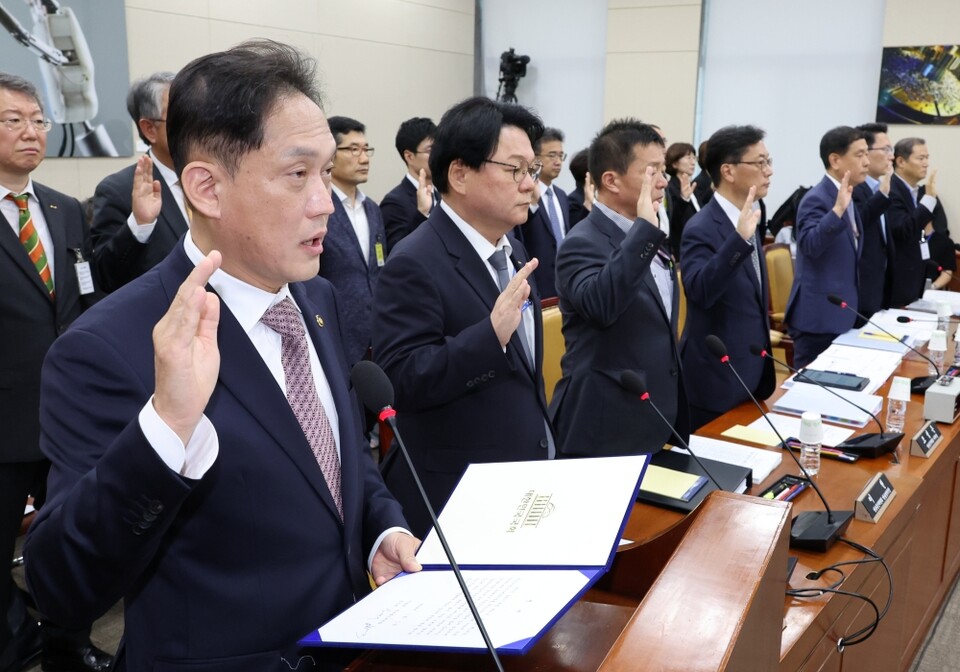 김태규 방송통신위원장 직무대행이 7일 서울 여의도 국회에서 열린 과학기술정보방송통신위원회의 방송통신위원회 등에 대한 국정감사에서 증인선서를 하고 있다 (사진=연합뉴스)