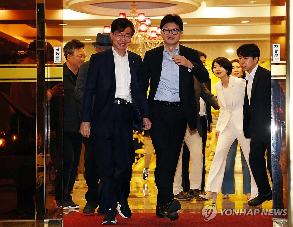 국민의힘 한동훈 대표가 6일 오후 서울 종로구의 한 식당에서 만찬 회동을 마친 후 차로 향하고 있다. (서울=연합뉴스)
