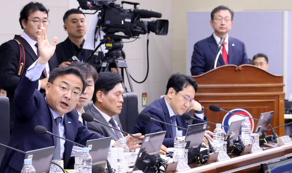 조국혁신당 신장식 의원(왼쪽)이 8일 정부세종청사에서 열린 국회 정무위원회 국정감사에서 정승윤 권익위원회 부위원장의 답변에 항의하기 위해 손을 들고 발언권을 요청하고 있다 (사진=연합뉴스)