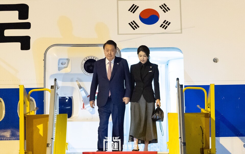 윤석열 대통령과 배우자 김건희 씨가 9일(현지시간) 아세안 정상회의 참석을 위해 라오스 비엔티안 왓타이 국제공항에 도착해 전용기인 공군 1호기에서 내리고 있다 (사진=대통령실)